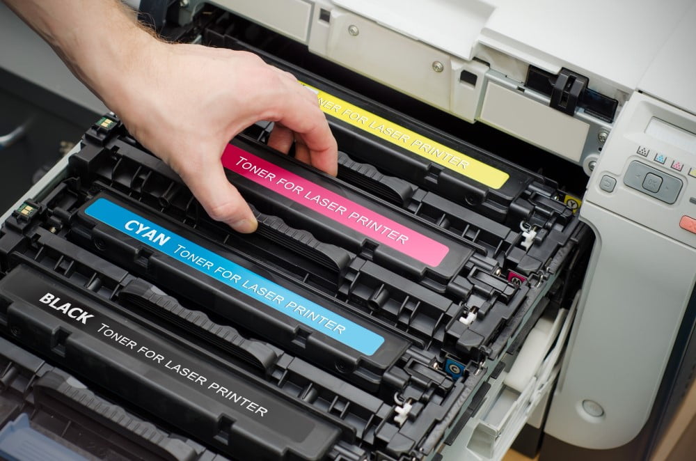 Mand der sætter-toner i printeren